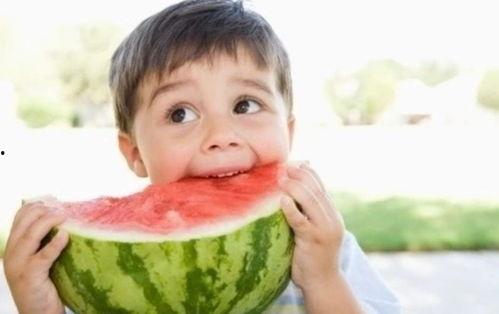 在网上吃瓜只看不传播犯法吗,边界何在？违法与否的探讨