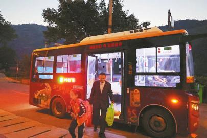 娱乐吃瓜酱小猫坐公交车