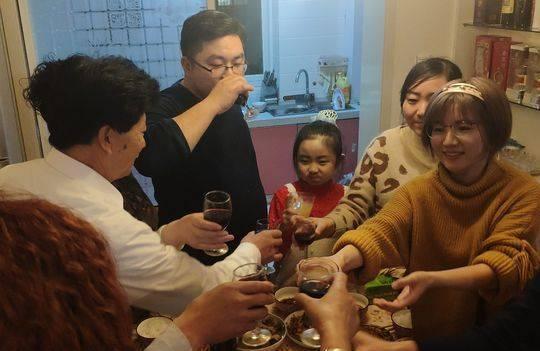 娱乐吃瓜酱奶奶和爷爷,揭秘奶奶爷爷的甜蜜爱情故事